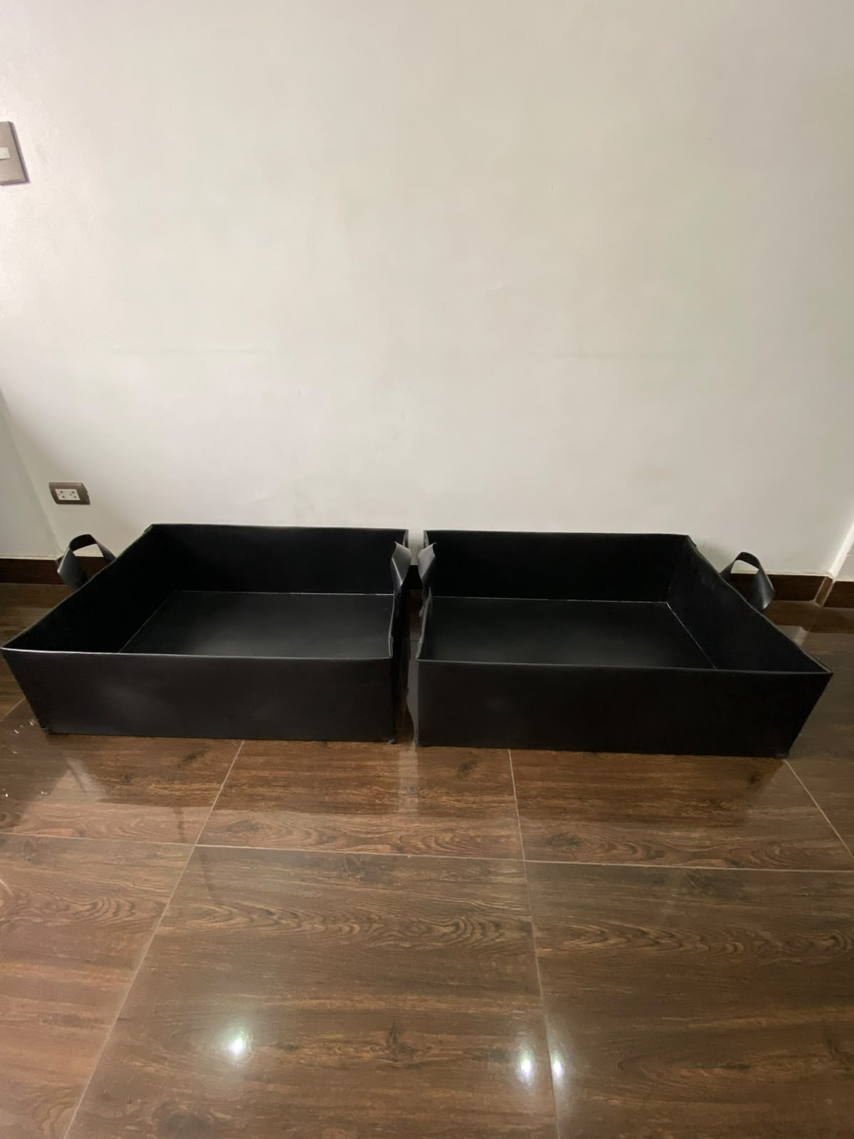 Dos bandejas de contención en geomembrana